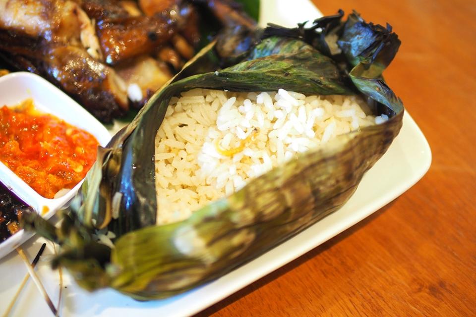 The ‘nasi bakar’ here is essentially steamed rice with spices and small deep fried ‘ikan bilis’ wrapped in banana leaf and grilled to infuse it with flavour.