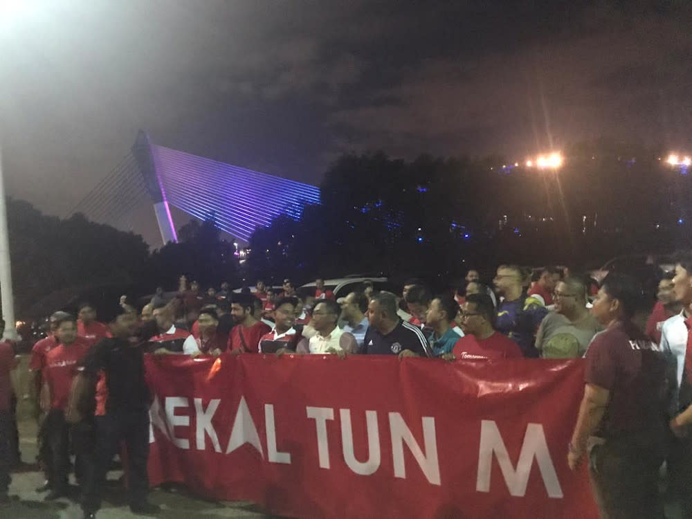 Some 100 Selangor Bersatu Youths gathered from 8pm to show support for their party chairman and Prime Minister Tun Dr Mahathir Mohamad ahead of a much-touted discussion on Pakatan Harapan’s succession plan. — Picture by Radzi Razak