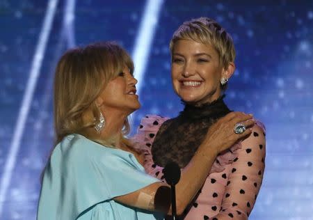 24th Screen Actors Guild Awards – Show – Los Angeles, California, U.S., 21/01/2018 – Actresses Goldie Hawn and Kate Hudson (R) present an award. REUTERS/Mario Anzuoni