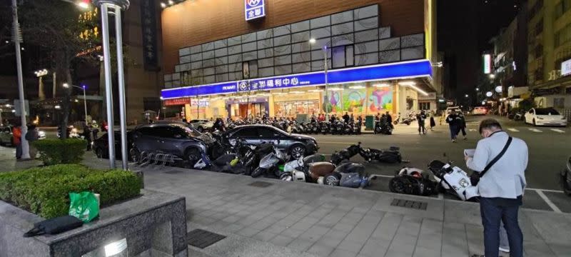 ▲李男疑因癲癇發作，導致車輛失控撞毀路旁2輛汽車、12部機車。（圖／翻攝畫面）