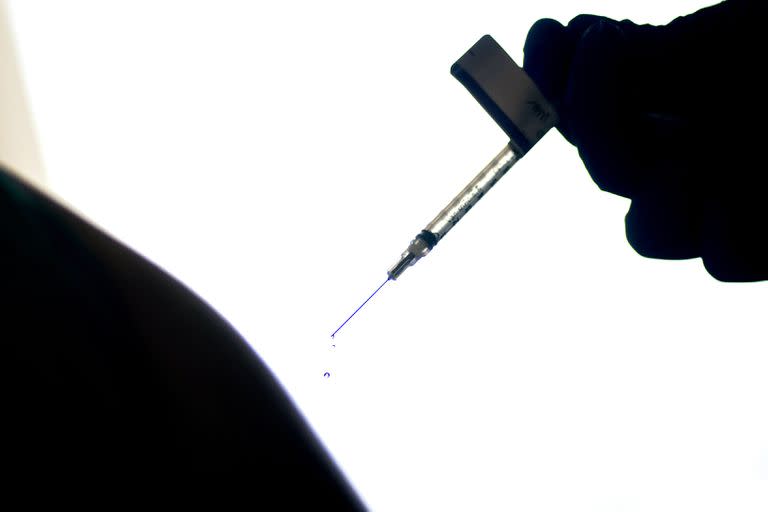  En esta imagen de archivo del 15 de diciembre de 2020, una gota cae de una jeringa después de que una persona recibiera la vacuna de Pfizer contra el COVID-19 en un hospital de Providence, Rhode Island, Estados Unidos.