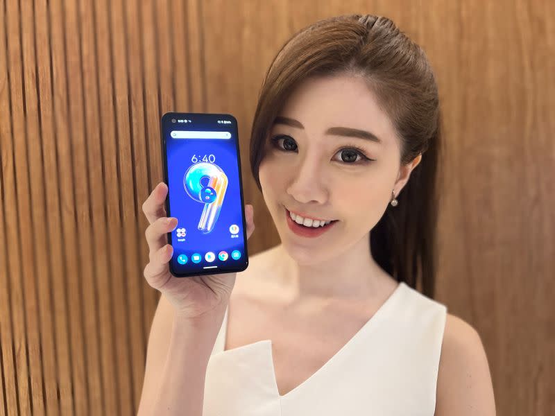 ▲華碩7/28晚間發表5G旗艦手機Zenfone 9，不打團體戰，目前僅有Zenfone 9亮相，反轉鏡頭的Flip系列並未登場。(圖／記者周淑萍攝)