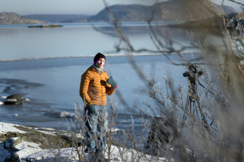 Lisa Enroth es entrevistada por Associated Press en la isla de Hamneskar, Suecia, el sábado 30 de enero de 2021. (AP Foto/Thomas Johansson)