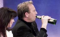Gottschalk überzieht mal wieder? In einer "Wetten, dass ..?"-Sendung 2001 griff Schauspieler Kevin Costner zur Flasche. (Bild: Peter Bischoff/Getty Images)