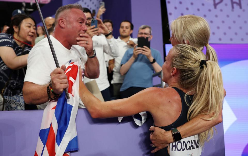 Hodgkinson celebrates with her parents after taking 800m gold in Paris