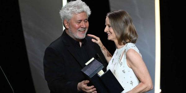 Cannes 2021: Pedro Almodóvar entregó la Palma de Oro honoraria a Jodie Foster