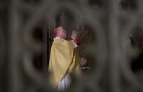 Cardinal Timothy Dolan prays during Midnight Mass at St. Patrick's Cathedral on Christmas Day in New York, December 25, 2013. REUTERS/Carlo Allegri (UNITED STATES - Tags: SOCIETY RELIGION)