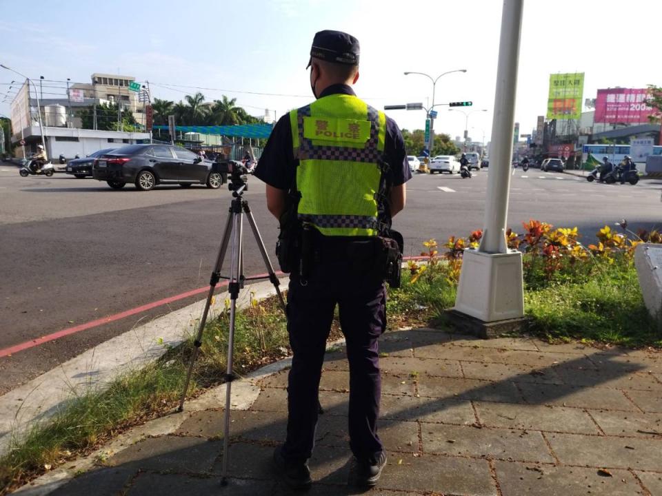 ▲中警機動式在重點路段錄影抓違規，駕駛人最好乖一點！（圖/記者鄧力軍翻攝）