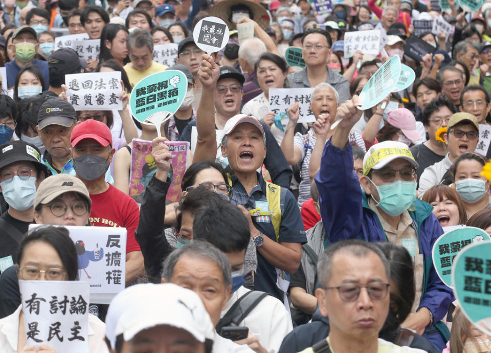 圖為日前民團發起「青鳥行動」，號召民眾走上街頭抗議國會改革法案。今試圖用宣講延續氣勢（示意圖／資料照／郭吉銓攝）