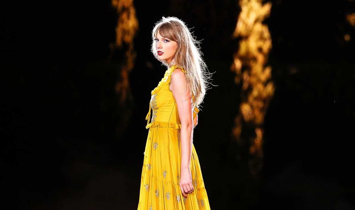 Taylor Swift performs onstage (Hector Vivas / Getty Images file)