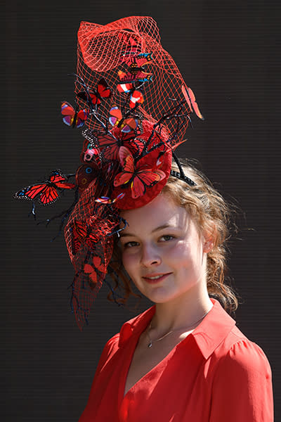 <p>Mucha altura en este diseño que pareciera estar presumiendo de las mariposas atrapadas durante el camino al Royal Ascot. Foto: Leon Neal/Getty Images </p>