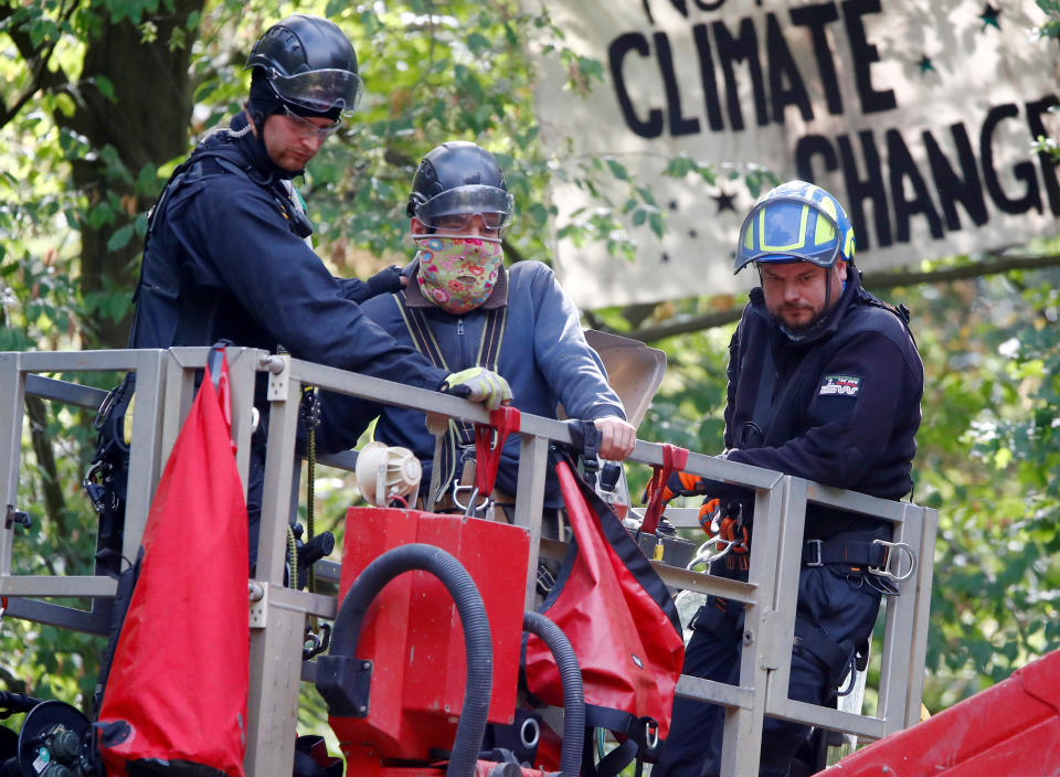 Polizisten holen am 16. September 2018 einen Demonstranten von seinem Baumhaus (Bild: REUTERS/Wolfgang Rattay)