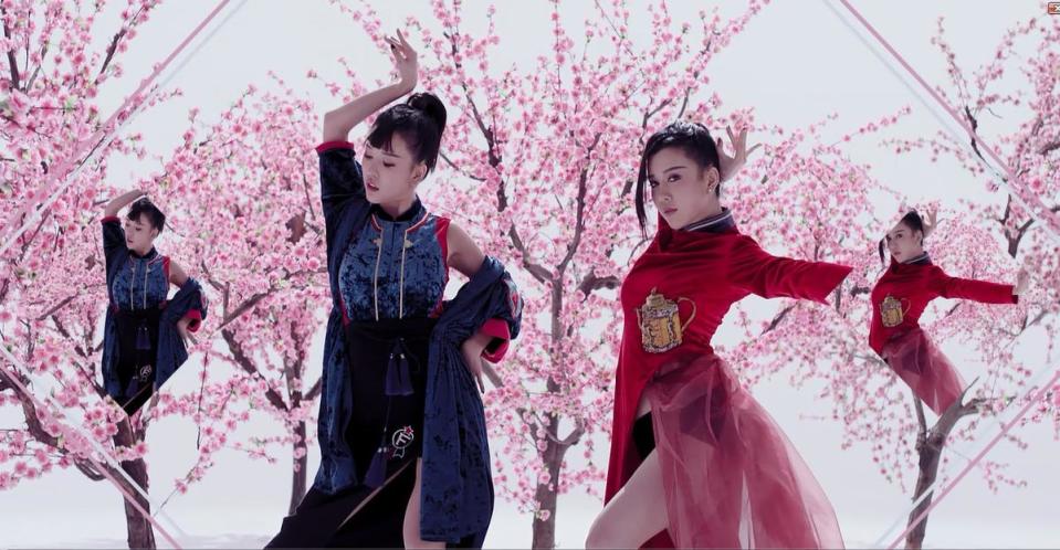 BY2在3月初推出第八張專輯《愛又愛》，除了新歌，還將舊歌重新混音舞曲，象徵未來兩人專輯將走自己的風格跟喜好。左為Miko、右為Yumi。