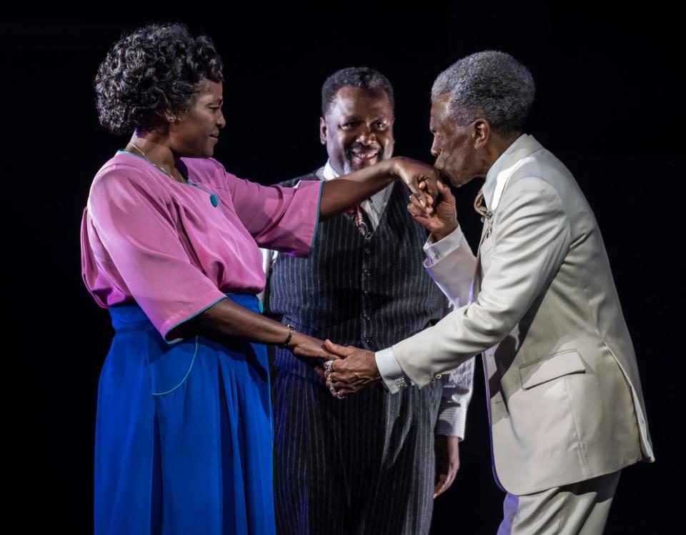 Death of a Salesman. Photo by Joan Marcus. Olivier Award nominee Wendell Pierce and Olivier Award winner and 2022 Tony Award® nominee Sharon D Clarke reprise their roles as Willy and Linda Loman, and they are joined by Khris Davis as Biff, McKinley Belcher III as Happy, and Tony Award® winner André De Shields as Willy’s brother, Ben. Additional cast includes Blake DeLong as Howard/Stanley, Lynn Hawley as The Woman/Jenny, Grace Porter as Letta/Jazz Singer, Stephen Stocking as Bernard, Chelsea Lee Williams as Miss Forsythe, and The Wire’s Delaney Williams as Charley.