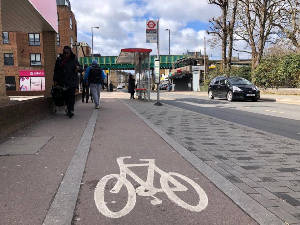 A floating bus stop beside the cycleway in Lea Bridge Road, Leyton (Ross Lydall)