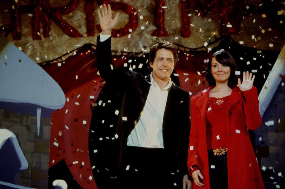 《愛是您・愛是我》將在2023年聖誕節回歸大銀幕，左為飾演英國首相的休葛蘭、右為瑪婷麥吉俊。（東昊提供）