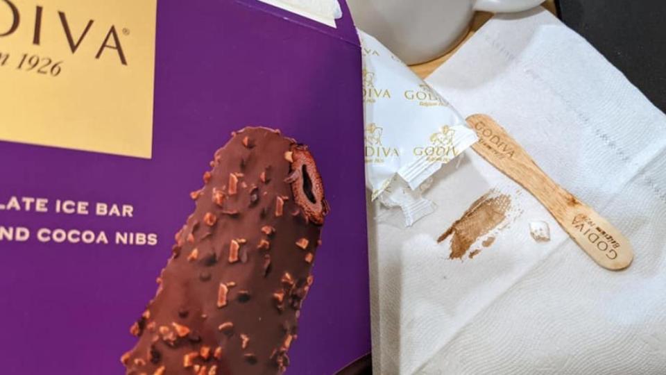 原PO趁著促銷買了名牌巧克力雪糕，不料卻咬到塑膠塊。（圖／翻攝自「Costco好市多 商品經驗老實說」臉書）