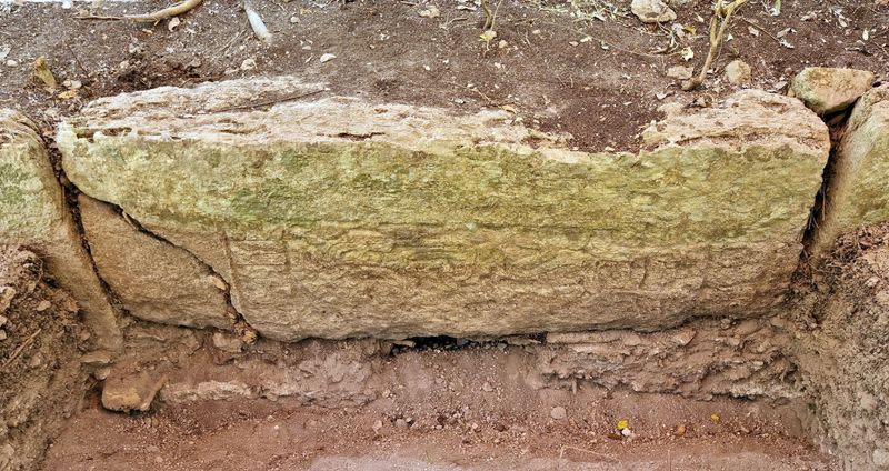 Una vista muestra una parte de una piedra grabada después de que arqueólogos del Instituto Nacional de Antropología e Historia (INAH) de México descubrieran una antigua ciudad maya dentro de la reserva ecológica de Balamku, en el estado de Campeche, México