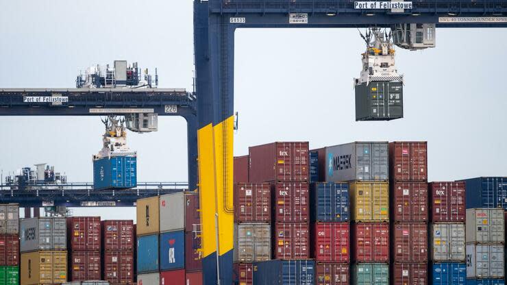 Am britischen Nordsee-Hafen stapeln sich die Container. Foto: dpa