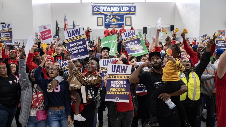 striking uaw members hold rally at chicago union hall