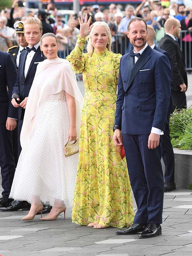 Mette-Marit y Haakon de Noruega con su hija Ingrid