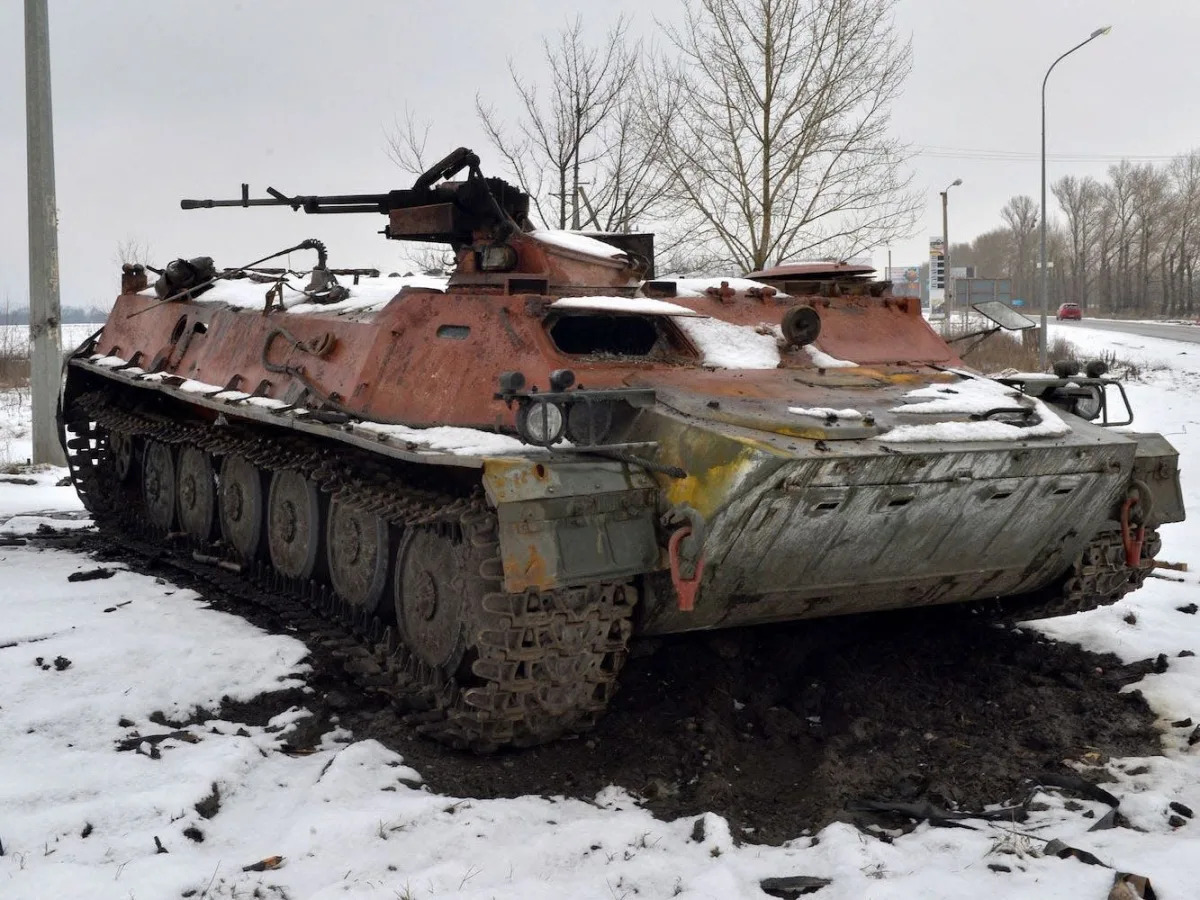 Mechanics in Ukraine are repairing Russian tanks that were damaged and captured ..