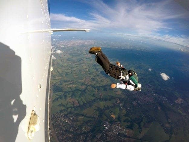 Person diving from the airplane as seen from the outside