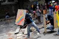 <p>Demonstrators gather at a roadblock during a strike called to protest against Venezuelan President Nicolas Maduro’s government in Caracas, Venezuela, July 26, 2017. (Photo: Carlos Garcia Rawlins/Reuters) </p>