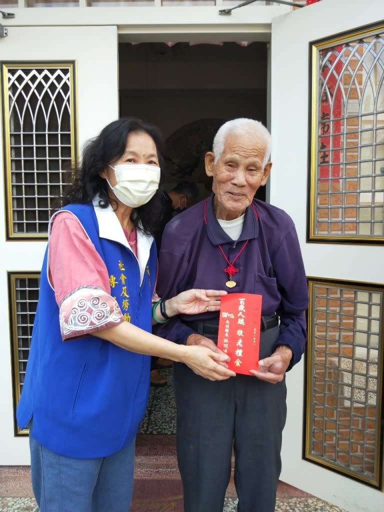 南投縣政府造訪一一三位百歲人瑞，致贈每位人瑞一萬元敬老金。（記者徐義雄攝）