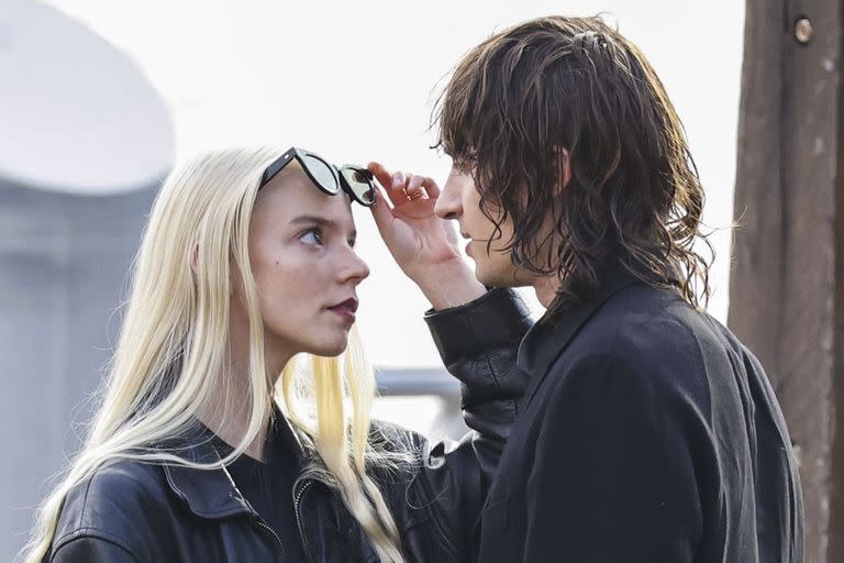 Anya Taylor-Joy lució un gran anillo mientras paseó junto a su novio, Malcolm McRae, por las calles de Sydney, Australia