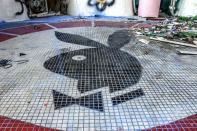 <p>La piscina con forma de conejo Playboy hoy tiene este aspecto fruto de actos vandálicos (Foto: Abandoned Southeast/Caters News). </p>