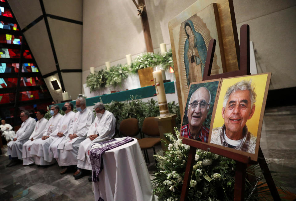 Jesuit priests hold a mass next to the photos of two priests Javier Campos and Joaquin Mora who were murdered, after Mexican authorities said that they are searching for their bodies along with others who were kidnapped in a violent stretch of northern Mexico, at San Ignacio de Loyola church in Mexico City, Mexico June 21, 2022. / Credit: EDGARD GARRIDO / REUTERS