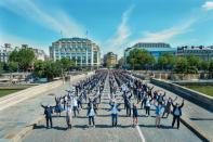 <p>Sur le Pont-Neuf,  devant la façade Art déco, 595 collaborateurs.  Au premier rang de g. à dr. : Christian Reyne,  directeur général de la  Samaritaine, Arnaud  Donckele, chef du Cheval Blanc  à Paris et Saint-Tropez,  Elsa Vincent, directrice du  magasin, Benjamin Vuchot,  P-DG du groupe DFS, Éléonore  de Boysson, présidente  DFS Europe et Moyen-Orient,  Jean-Jacques Guiony,  P-DG du magasin, Olivier  Lefebvre, P-DG des hôtels  Cheval Blanc. Au deuxième rang  à dr. : Maxime Frédéric, chef  pâtissier du Cheval Blanc Paris.  Dimanche 20 juin.</p>