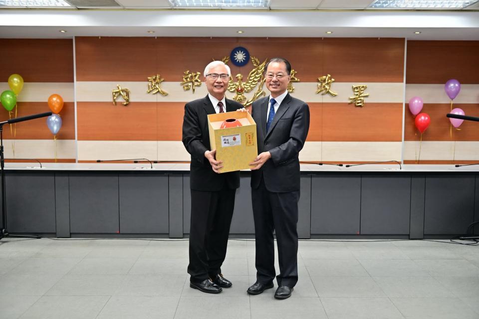 圖：警友總會秘書長陳卿南代表理事長蔡明忠致贈紀念品予黃署長。(警政署提供)