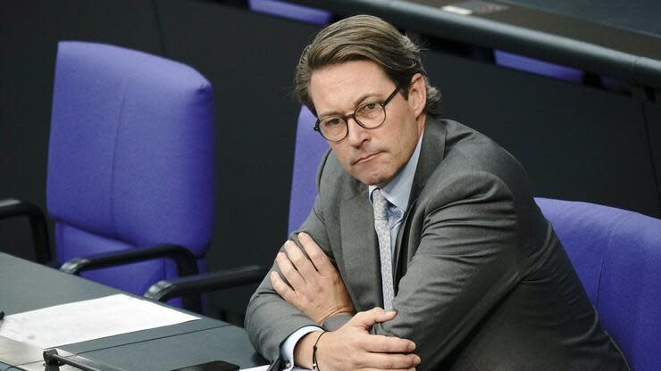 Andreas Scheuer (CSU), Bundesminister für Verkehr und digitale Infrastruktur, verfolgte die Aktuelle Stunde im Plenum des Bundestags ohne sich dazu zu äußern. Foto: dpa