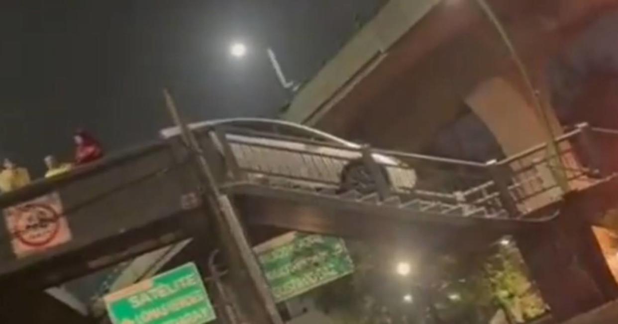 Así fue como un automovilista cruzó Periférico Norte por un puente peatonal y quedó atascado. Foto: Captura de video X vía @SoyNaucalpan