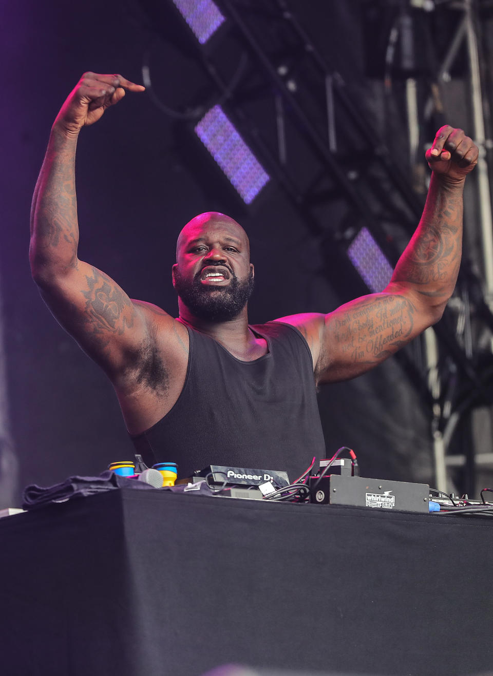 Shaq dj'ing