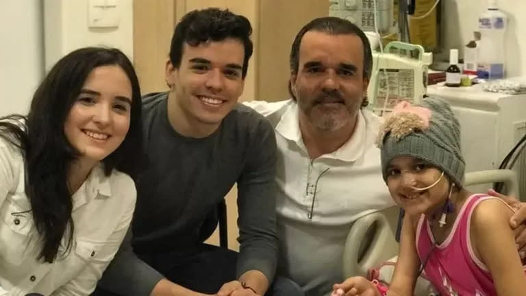 Anna Carolina, Pedro, Régis e Beatriz en el hospital. Toda la familia tuvo hasta 11 diagnósticos de cáncer