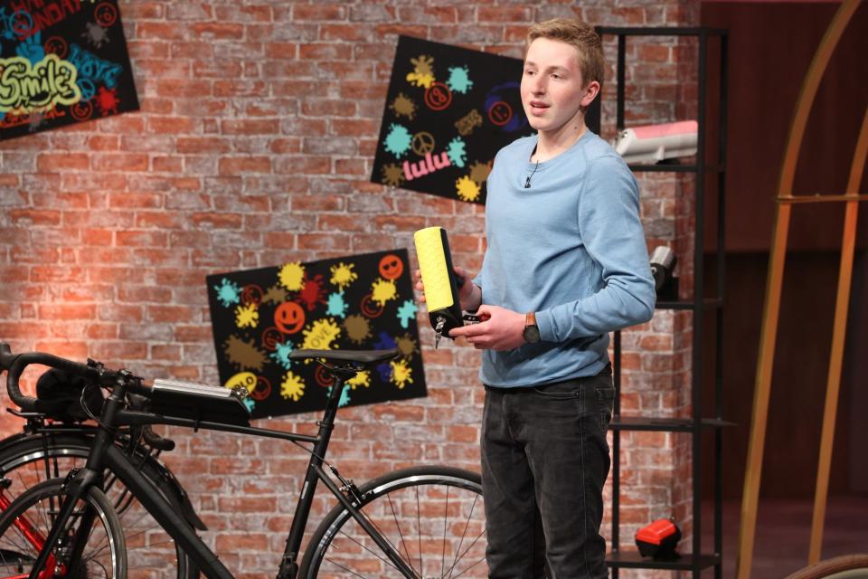 Aaron Holzhäuer präsentiert seine Fahrradbox „BeeSafe" in der Gründershow „Die Höhle der Löwen“ und hofft auf ein Investment von 145.000 Euro – für 25,1 Prozent.  - Copyright: RTL / Frank W. Hempel