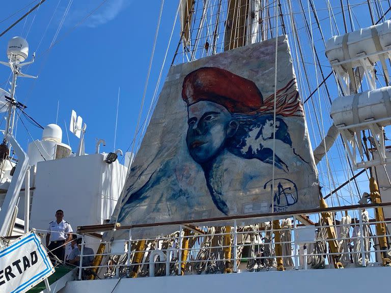 La Fragata Libertad, al llegar hace algunas semanas al puerto de Saint-Malo,en Francia, con una bandera en homenajea a los pioneros de Malvinas