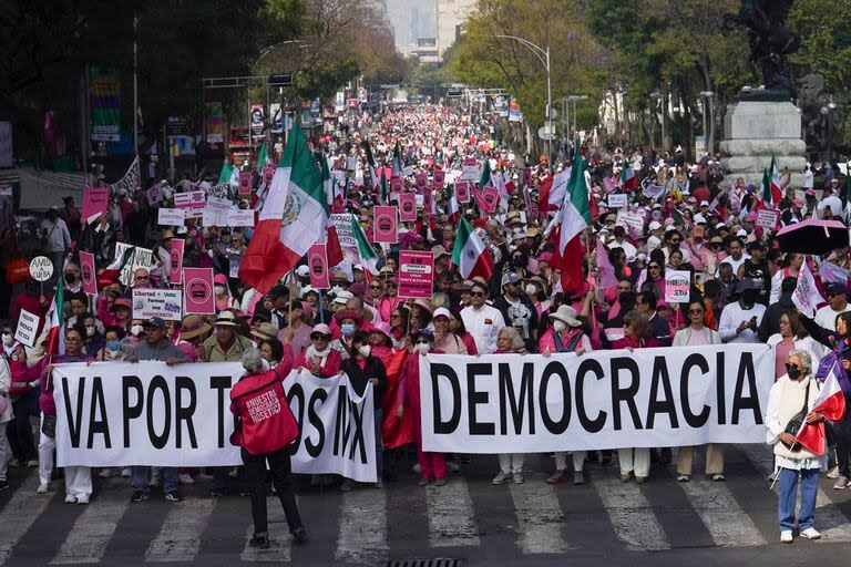 Manifestantes participan en una marcha organizada por organismos ciudadanos que exigen que se respete a la autoridad electoral en las próximas elecciones generales, el domingo 18 de febrero de 2024, en la Ciudad de México. 