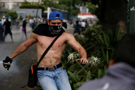 Demonstrators clash with riot police during a rally against Venezuela's President Nicolas Maduro in Caracas, Venezuela, April 20, 2017. REUTERS/Carlos Garcia Rawlins