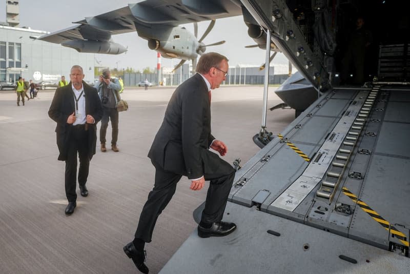 Vokietijos gynybos ministras Borisas Pistorius atsisveikino su Lietuvių legiono prieškomandu Berlyno-Brandenburgo oro uosto kariniame sparne.  Karo inspektorius savo karius į Lietuvą lydės lėktuvu „Airbus A400M“.  Kay Nietfeldt / TBA