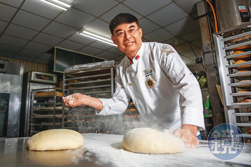 吳武憲入行烘焙業39年，2度與麵包冠軍擦身而過，今年總算以教練之姿帶領台灣隊拿下團體賽冠軍。