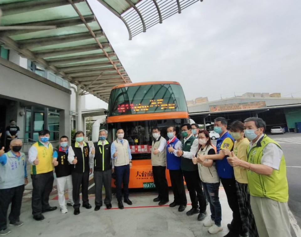 麻豆轉運站通往台南市區及南科的快捷公車在市長黃偉哲見證下，正式啟航。（記者林相如攝）