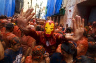 <p>Revellers enjoy the atmosphere in tomato pulp while participating the annual Tomatina festival on Aug. 30, 2017 in Bunol, Spain. (Photo: Pablo Blazquez Dominguez/Getty Images) </p>