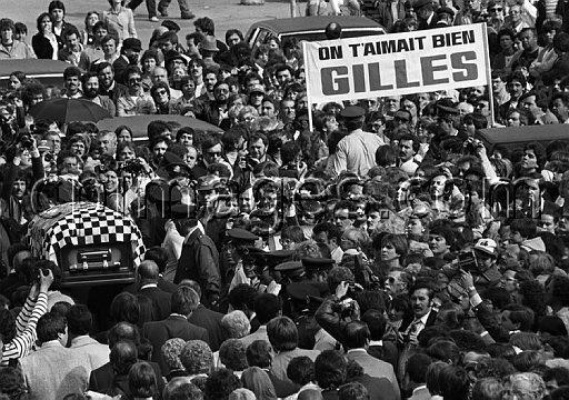 Le cercueil de bronze contenant le corps de Gilles Villeneuve est transporté par plusieurs centaines de personnes à la sortie de l'église de Berthierville, le 12 mai 1982. Il avait 32 ans lorsqu'il est mort en Belgique. (La Presse canadienne)