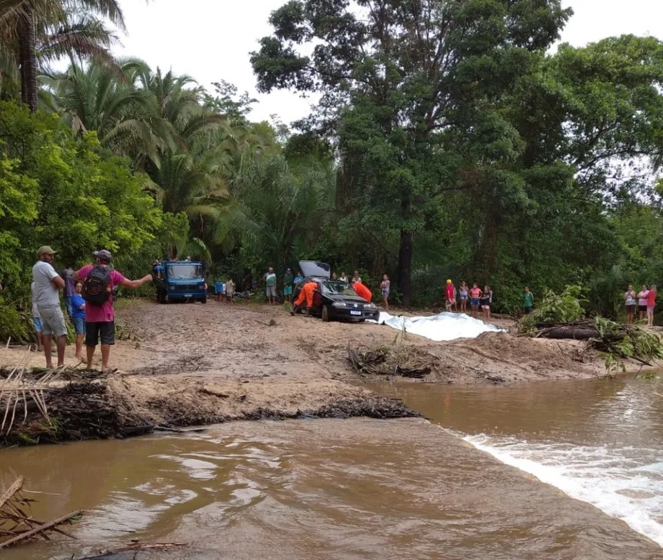 Dos cinco corpos, quatro estavam dentro do veículo, e uma quinta vítima foi localizada a 60m do local do acidente. (Foto: Reprodução/WhatsApp)
