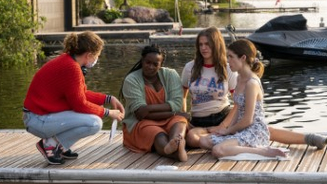 Mary Nighy dirigiendo a Wunmi Mosaku, Kaniehtiio Horn y Anna Kendrick