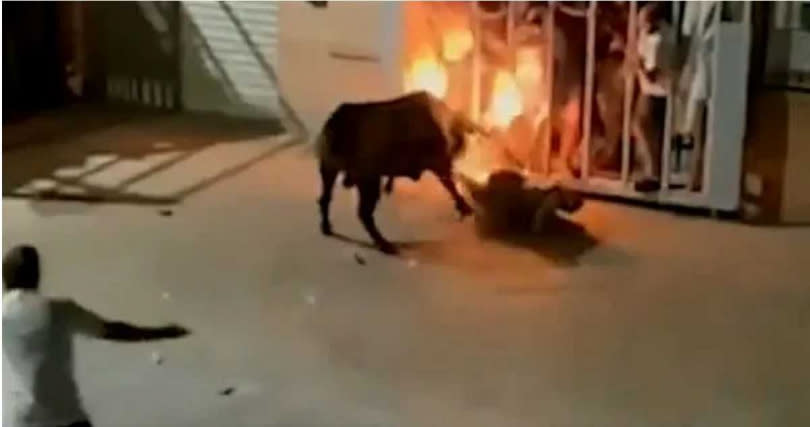 西班牙21日舉行奔牛儀式，活動中意外造成一名男子受傷身亡。（圖／翻攝自GilCalder 推特）